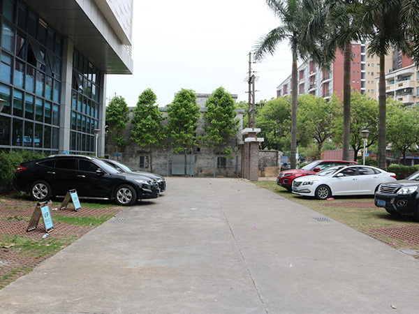 潤(rùn)東方環(huán)保空調(diào)冷風(fēng)機(jī)廠家銷售部室外停車場(chǎng)