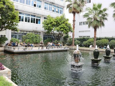 東莞潤(rùn)東方環(huán)?？照{(diào)公司銷售部戶外休息區(qū)