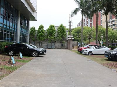 潤(rùn)東方環(huán)保空調(diào)冷風(fēng)機(jī)廠家銷售部室外停車場(chǎng)